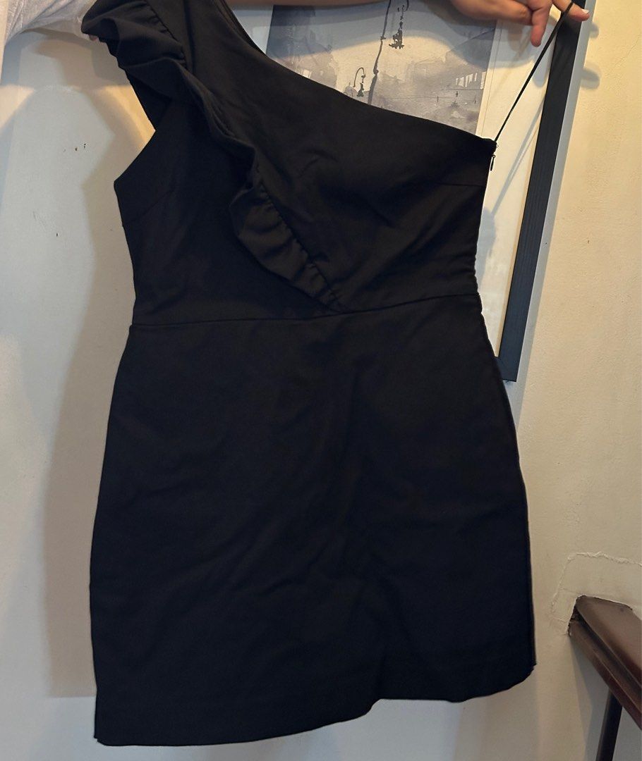 Zara black dress (Category: Dresses) located in Quezon City. Submitted by _mgnmn (Listing ID 1413933946, Image 1). Description: Zara dress (pero skort sya) Xxl on tag pero perfect fit to Large-XL.