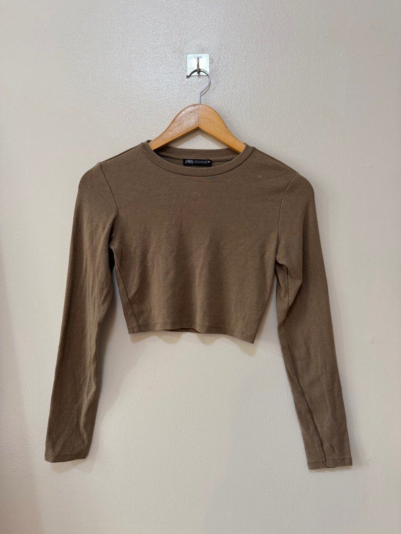 Zara Cropped Top Longsleeves Cotton Medium (Category: Blouses) located in Rizal. Submitted by arkivekkk (Listing ID 1414038133, Image 1). Description: Very cute! Like new and good condition BPI GCASH Meet up: Cainta area Courier c/o buyer.
