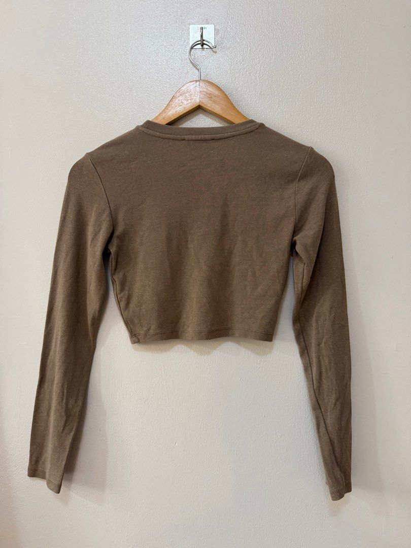 Zara Cropped Top Longsleeves Cotton Medium (Category: Blouses) located in Rizal. Submitted by arkivekkk (Listing ID 1414038133, Image 3). Description: Very cute! Like new and good condition BPI GCASH Meet up: Cainta area Courier c/o buyer.