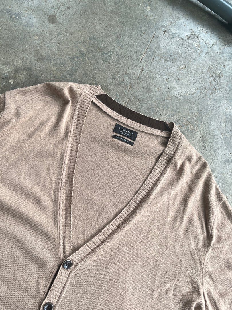 Zara Man Fine Cotton Cardigan (Category: Coats, Jackets and Outerwear) located in San Mariano. Submitted by rakithrift (Listing ID 1413855100, Image 2). Description: 📏 DIMES: W 21 L 28 SL 27 🎨 COLOR RATE: 9.5/10 (Brown) ✅ CONDITION: EXCELLENT ❌ ISSUE: NONE .