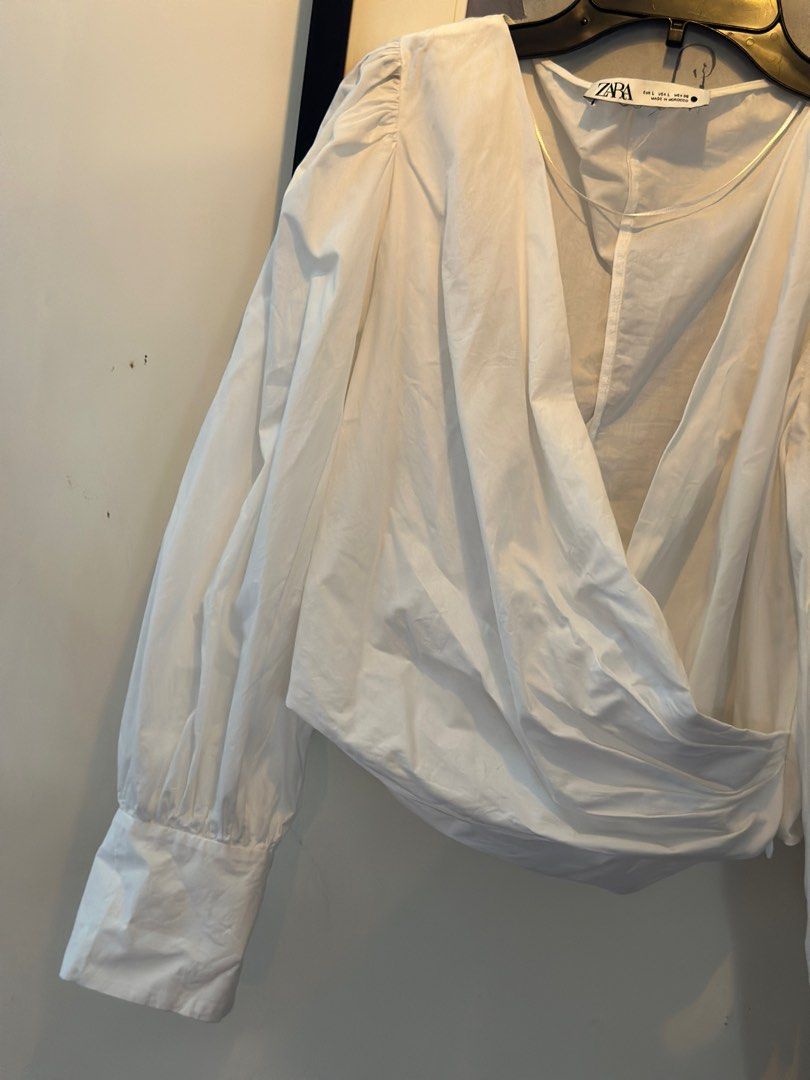 Zara white puffed crop top (Category: Blouses) located in Quezon City. Submitted by _mgnmn (Listing ID 1413996180, Image 2). Description: Never used.