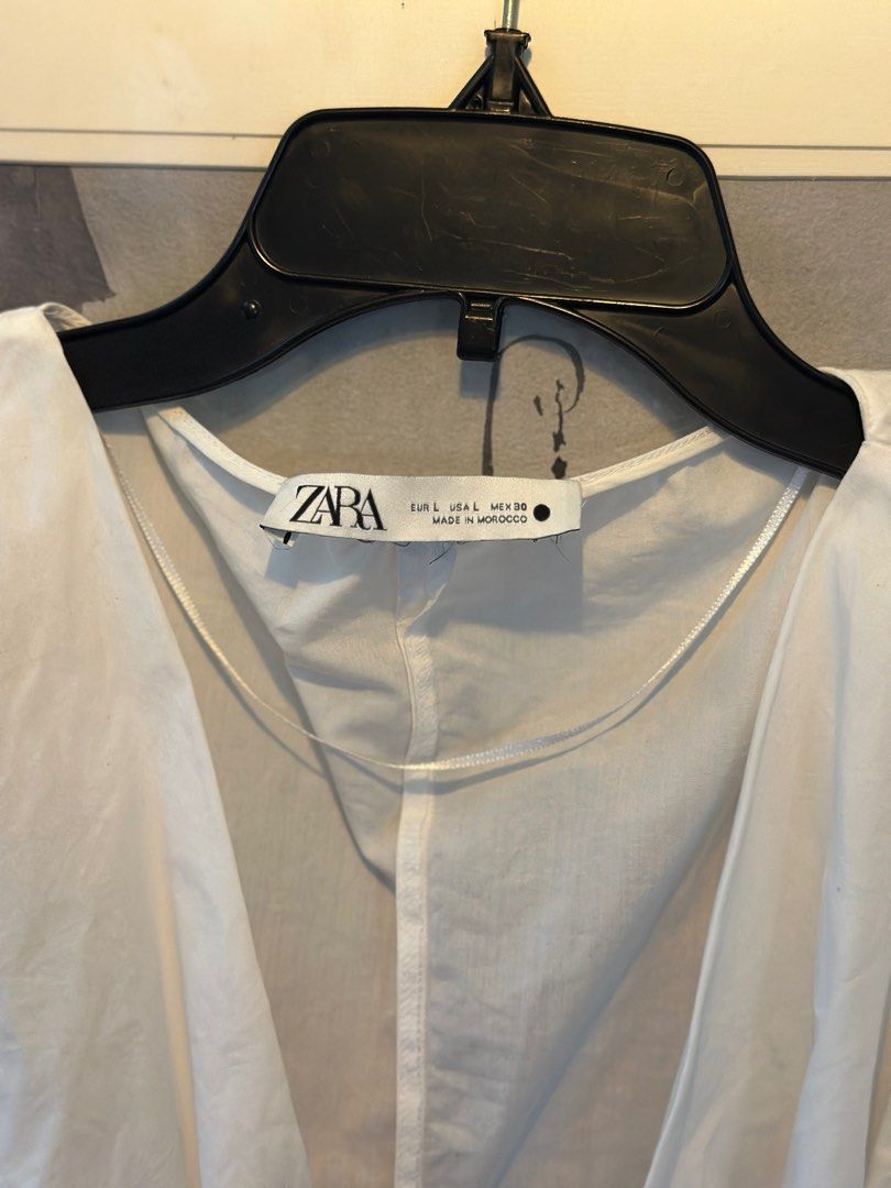 Zara white puffed crop top (Category: Blouses) located in Quezon City. Submitted by _mgnmn (Listing ID 1413996180, Image 3). Description: Never used.