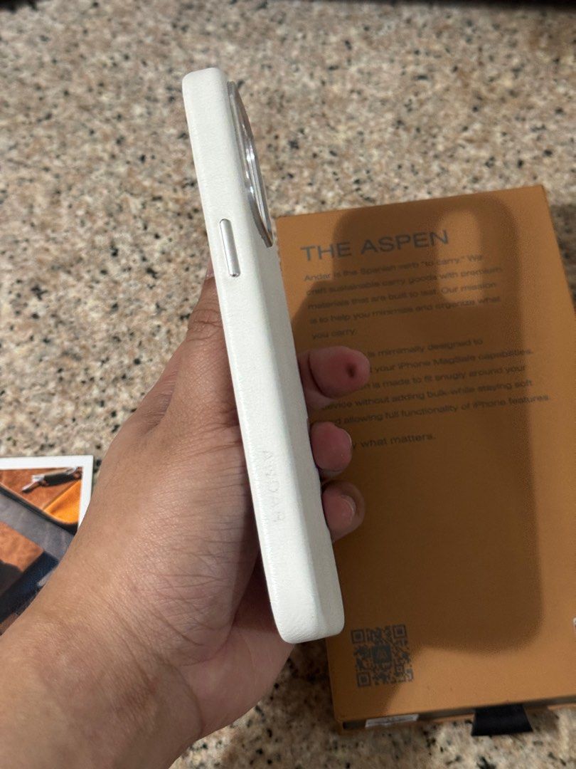 15PM Andar Aspen Leather Case Blanc White 15 Pro Max (Category: Cases & Sleeves) located in Quezon City. Submitted by rg1996 (Listing ID 1414204749, Image 3). Description: 15 pro max With box Red stain marks see pics.