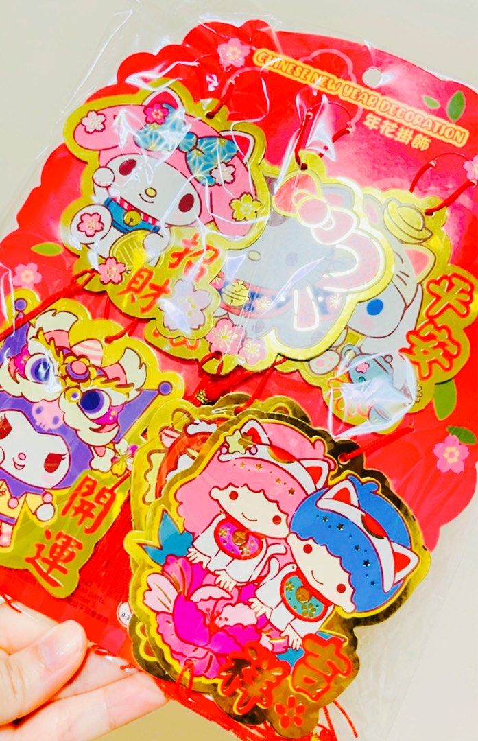 最後 1 件‼️現貨🧧新年燙金掛飾 (6 款) 正版 SANRIO角色卡通 HELLO KITTY公仔 MY MELODY公仔 大口仔公仔 雙子星小天使公好 玉桂狗公仔 布甸狗公仔 醒獅舞獅公仔 招財貓公仔 賀年新年掛飾 吊飾 珍藏收藏品 HELLO KITTY MY MELODY LITTLE TWINS STARS CINNAMON POCHACCO POMPOMPURIN NEW YEAR DECORATION GIFT CARD （分類：文具及工藝 - 節日佈置及裝飾）位於 Hong Kong。 由 swroom 提交（商品編號 1414207598，圖片 2）。簡介： 🧧$75 ( 6個 ) ，全新未拆封 🎁節日銷情迅速請早購買，售完即止‼️ 🛍更多卡通精品玩具 Follow us： carousell.com/swroom 📥INBOX 購買請提供以下資料 ： ▫️付款方式 : PAYME / FPS / ALIPAYHK ▫️郵寄方式： 📮 $10 本地平郵 (