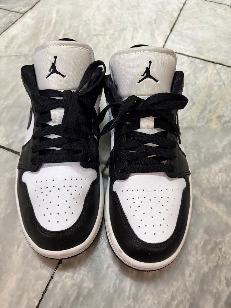 Air Jordan 1 Mid Black White (Category: Sneakers) located in Muntinlupa City. Submitted by patats (Listing ID 1414180262, Image 1). Description: - Air Jordan 1 Mid - Classic black and white colorway - Iconic Air Jordan logo on tongue - Air Jordan wings logo on heel - Black laces - White midsole - Leather upper.
