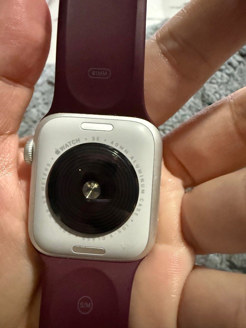 Apple Watch SE 40mm Aluminum Case (Category: Wearables & Smart Watches) located in Cavite. Submitted by tripleKgels (Listing ID 1414071071, Image 3). Description: - Apple Watch SE - Silver aluminum case - 40mm size - Burgundy sport band - Digital crown and side button - Displays passcode entry screen With box, orig usb charger and free orig navy blue strap.