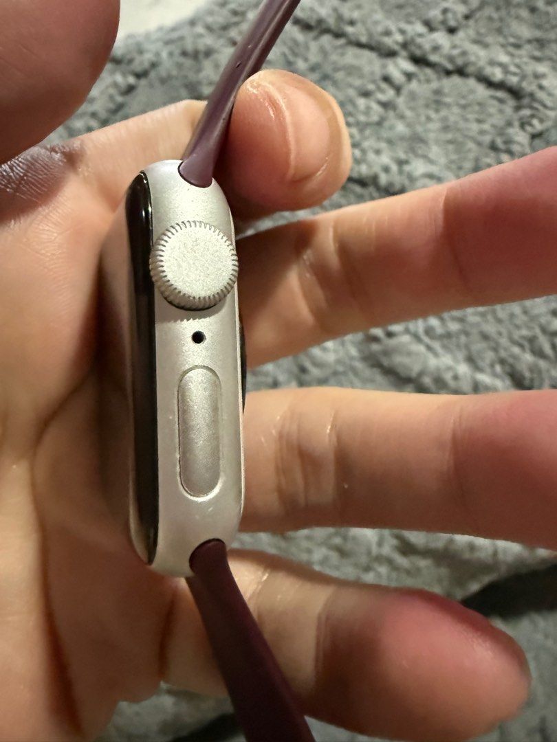 Apple Watch SE 40mm Aluminum Case (Category: Wearables & Smart Watches) located in Cavite. Submitted by tripleKgels (Listing ID 1414071071, Image 2). Description: - Apple Watch SE - Silver aluminum case - 40mm size - Burgundy sport band - Digital crown and side button - Displays passcode entry screen With box, orig usb charger and free orig navy blue strap.