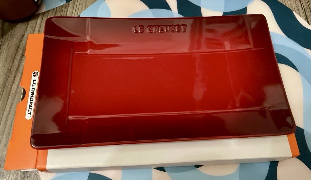 Authentic Le Creuset Meshed Rectangular Plate, 23cm, Cerise (Category: Dinnerware & Cutlery) located in Manila. Submitted by sterling_grace (Listing ID 1414071734, Image 1). Description: - Authentic Le Creuset Meshed Rectangular Plate - Size: 23cm - Color: Cerise - Elegant design - Ideal for serving - High-quality Le Creuset craftsmanship.