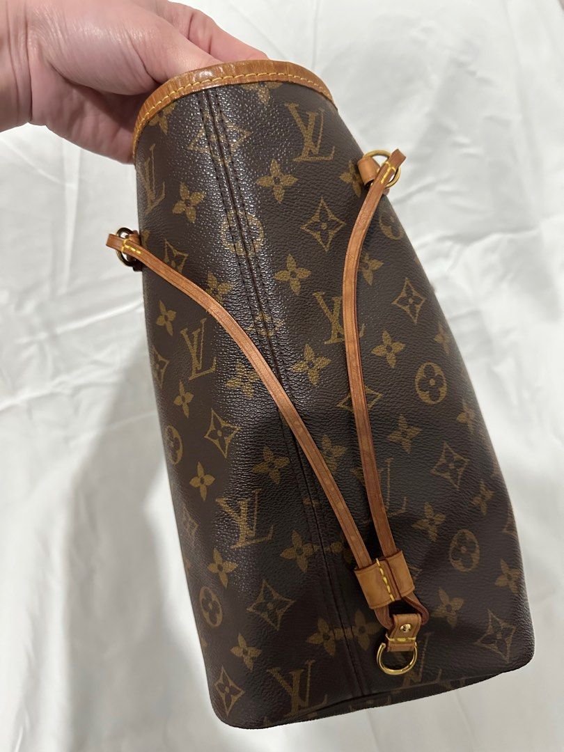 AUTHENTIC Louis Vuitton Neverfull Monogram MM PREOWNED (Category: Luxury Bags & Wallets) located in Marikina City. Submitted by ichpd (Listing ID 1414181551, Image 3). Description: Pre-owned used Tote Bag by LOUIS VUITTON in good condition. Rank AB LOUIS VUITTON Neverfull MM Shoulder Tote bag M41178 Monogram Pivoine Used LV Inclusions: Bag, Box, Dustbag & Pillow Bag Puffer Location: Tandang Sora QC Okay for meet up for SURE BUYER only..