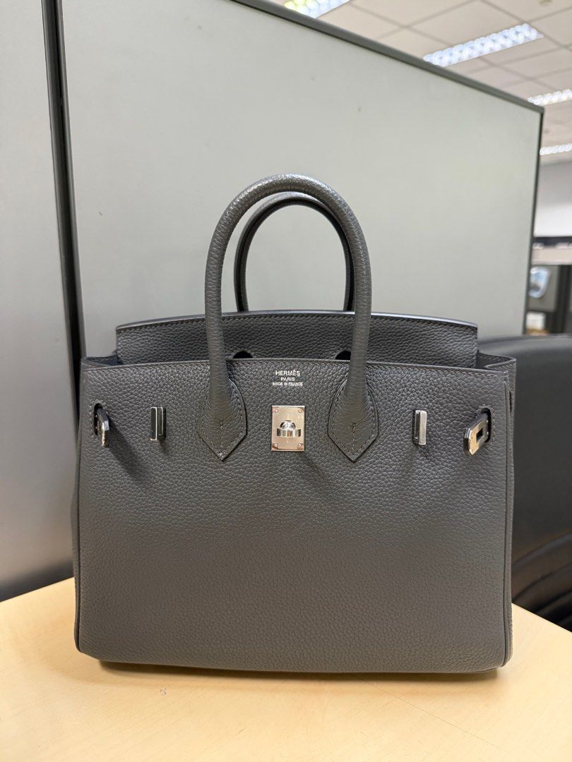 Birkin 25 in dark gray (Category: Luxury Bags & Wallets) located in Quezon City. Submitted by markandrewson1123 (Listing ID 1414128234, Image 1). Description: NGA With dustbag, lock key and clochette With code .