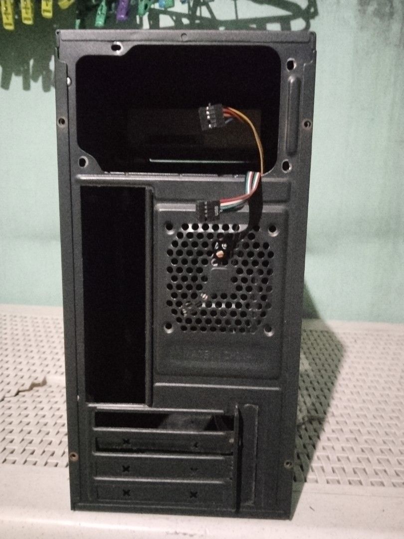 Black Computer Case with DVD Drive (Category: Computer Parts) located in Mandaluyong City. Submitted by eyji569 (Listing ID 1414156655, Image 1). Description: Price can still be changed - Black computer case - Built-in DVD drive - Front USB ports - Audio jacks - Power button - Side and back vents - Space for components.