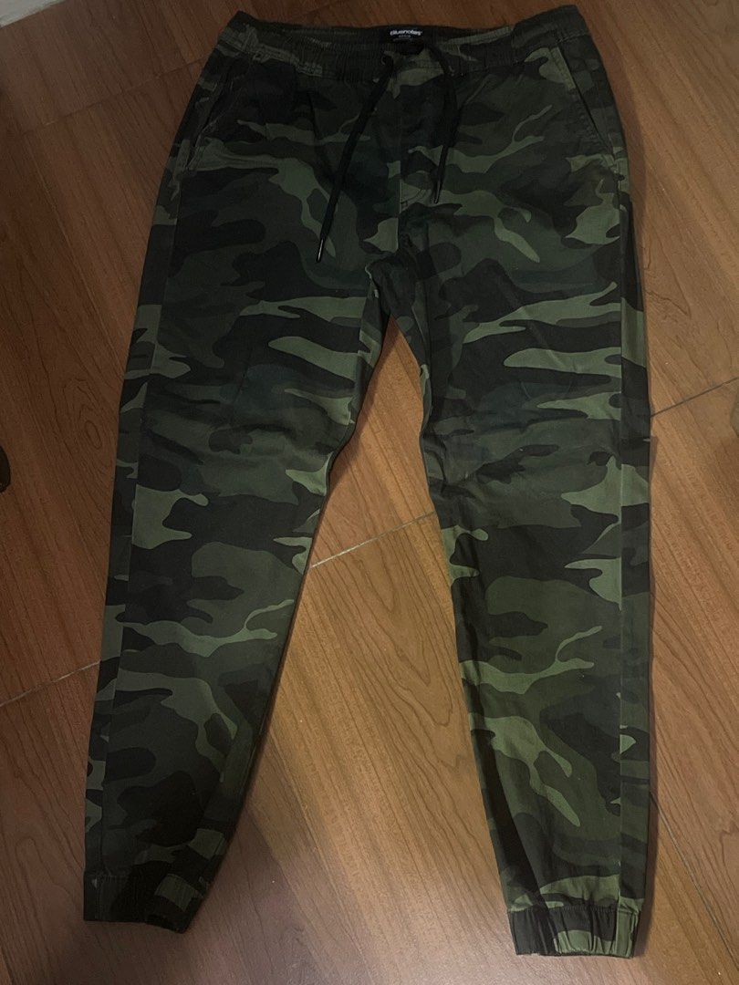 Bluenotes’ Camouflage Jogger Pants (Category: Joggers) located in Taguig. Submitted by matty_28 (Listing ID 1414191848, Image 1). Description: - Willing to VC for further checking -Camouflage jogger pants - Elastic waistband with drawstring - Classic green and black camouflage pattern - Tapered leg design - Elastic cuffs at ankles - Comfortable material for casual wear.
