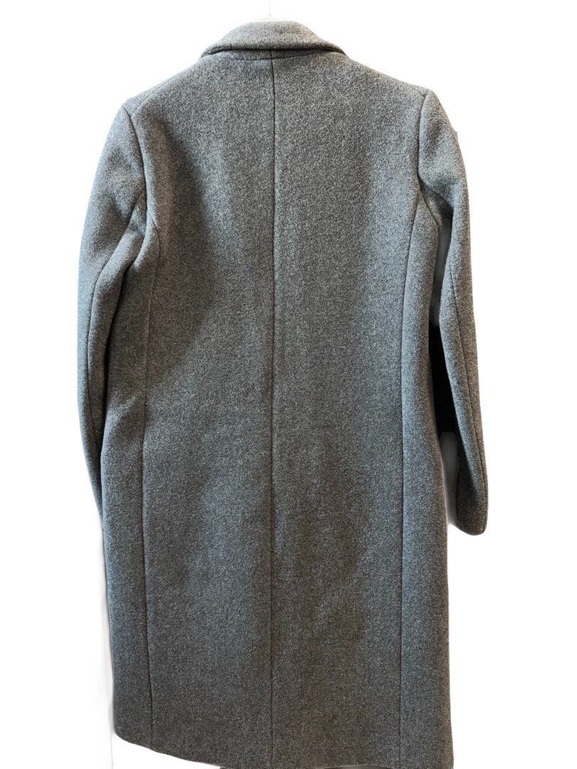 Claudie Pierlot Grey Wool Coat （分類：外套及戶外衣服）位於 Hong Kong。 由 seemystuffs 提交（商品編號 1414159514，圖片 2）。簡介： Elegant grey wool coat from Claudie Pierlot. Features a classic design with a notched lapel and two front pockets. The coat is size 34. Made in France. The coat has a black lining. The coat is a solid grey color. The coat is a mid-length style. #maje #sandro。