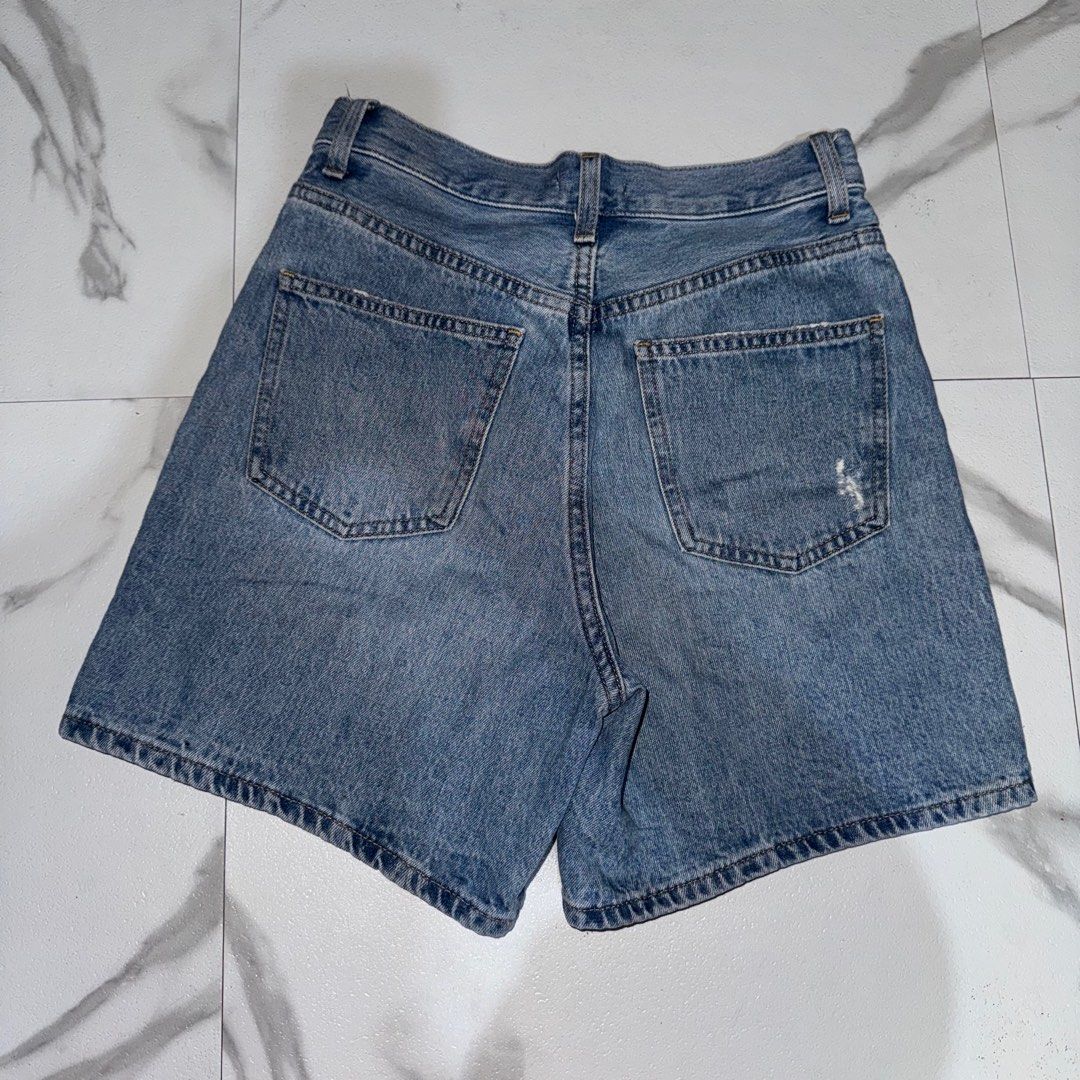 Uniqlo Denim Shorts (Category: Shorts) located in General Trias. Submitted by meskose (Listing ID 1414062559, Image 2). Description: - Classic denim shorts - Light blue wash - Button and zipper closure - Front and back pockets - Distressed detailing - Comfortable for casual wear - Size 24-25 does not fit me anymore.