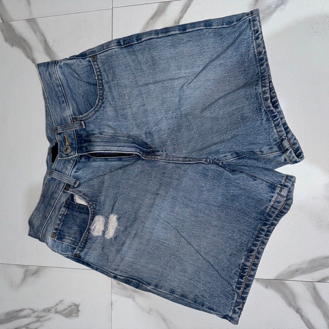Uniqlo Denim Shorts (Category: Shorts) located in General Trias. Submitted by meskose (Listing ID 1414062559, Image 1). Description: - Classic denim shorts - Light blue wash - Button and zipper closure - Front and back pockets - Distressed detailing - Comfortable for casual wear - Size 24-25 does not fit me anymore.