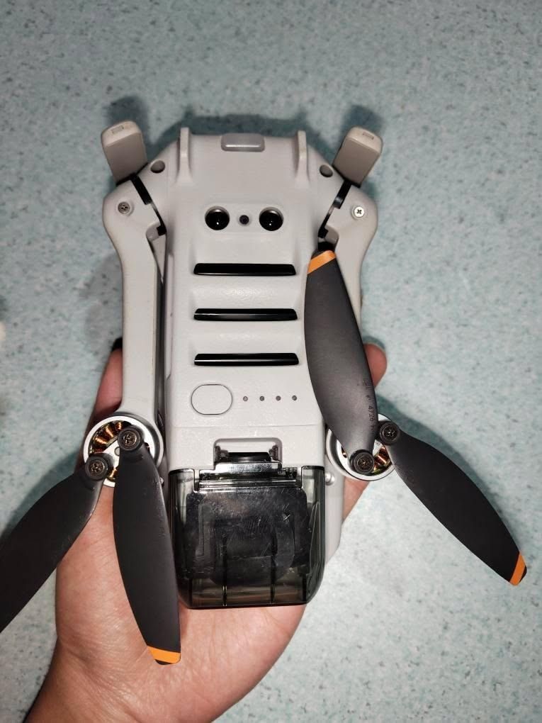 DJI Mini 2 SE Drone (Category: Drones) located in Makati City. Submitted by luckymoonshop (Listing ID 1414214668, Image 3). Description: SELLING IN BEHALF OF THE OWNER dji MINI 2 SE Initially bought for PHP 20,000+ no issue no crash can do testing upon meet up inclusions: sd card type c cord RFS: need funds SELLING FOR PHP 15,000 ONLY Location: Calamba,Laguna .