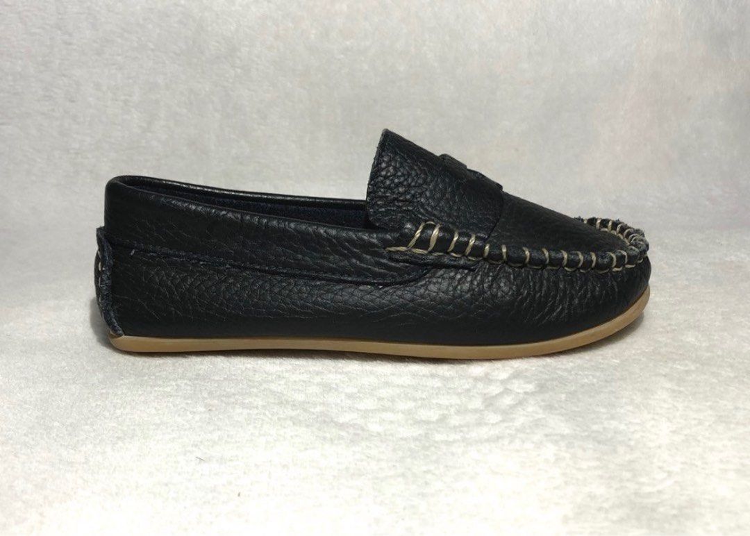 ELEPHANTITO KIDS Alex Driver Blue (Category: Loafers) located in Santo Domingo. Submitted by r0marx (Listing ID 1414162462, Image 2). Description: 100% ORIGINAL FROM SAUDI ARABIA Size: 27 The Alex Driver combines sporty comfort and polished chic for your little boy. Crafted from premium leather and lined with natural sheepskin, these shoes offer softness, protection, and moisture absorption. The lightweight, flexible rubber outsole ensures durabi
