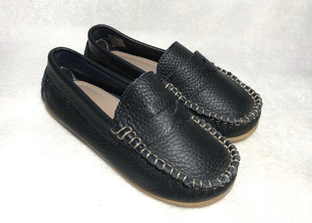 ELEPHANTITO KIDS Alex Driver Blue (Category: Loafers) located in Santo Domingo. Submitted by r0marx (Listing ID 1414162462, Image 1). Description: 100% ORIGINAL FROM SAUDI ARABIA Size: 27 The Alex Driver combines sporty comfort and polished chic for your little boy. Crafted from premium leather and lined with natural sheepskin, these shoes offer softness, protection, and moisture absorption. The lightweight, flexible rubber outsole ensures durabi
