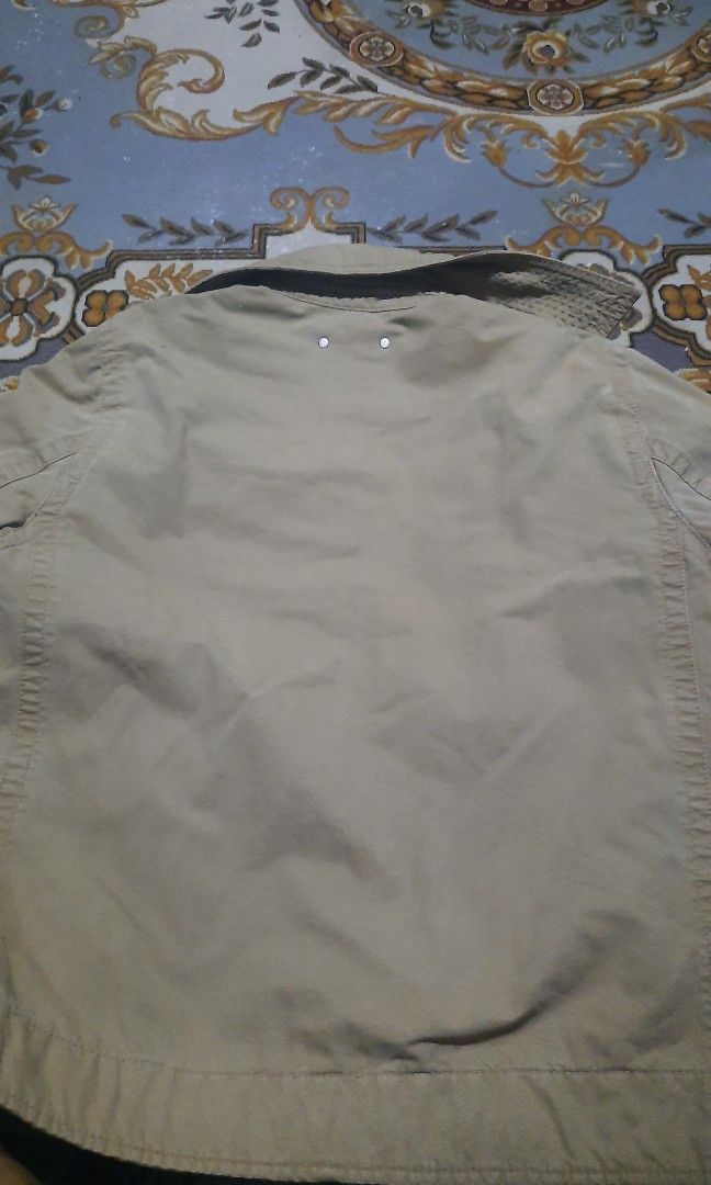 Gap jacket (Category: Activewear) located in Kulim. Submitted by mohdazlanlb (Listing ID 1414226603, Image 3). Description: jacket ada 1 lubang dekat poket kanan pit 22, labuh 2711.