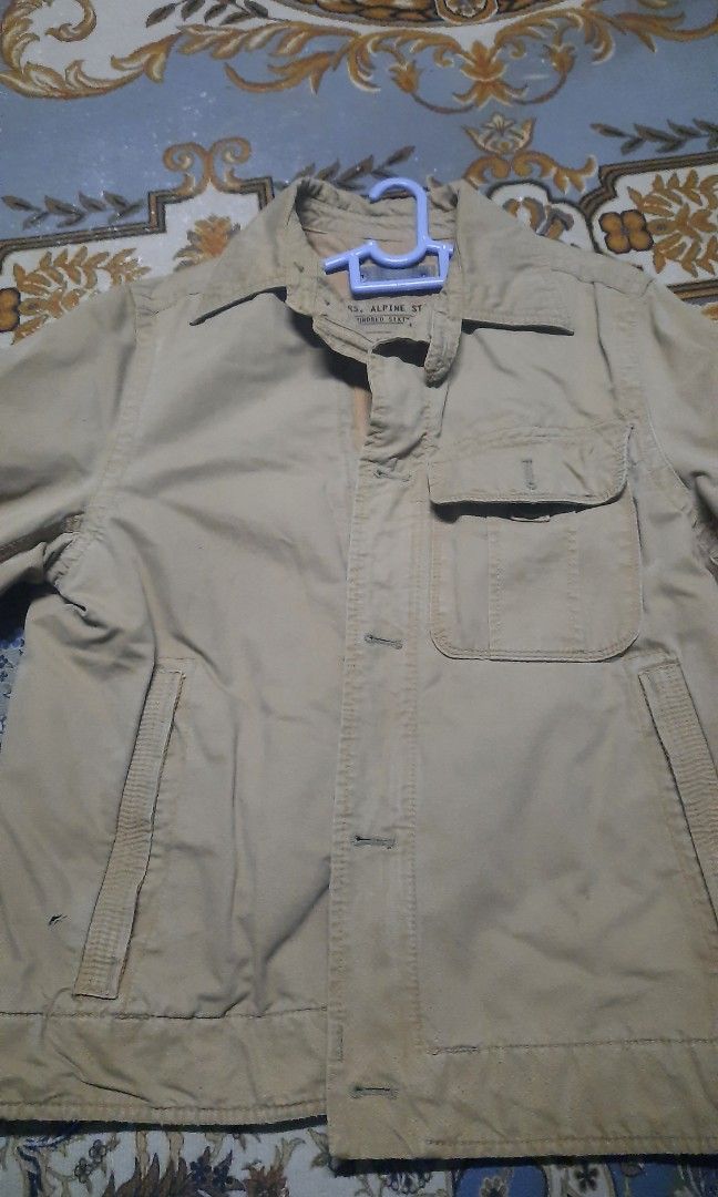Gap jacket (Category: Activewear) located in Kulim. Submitted by mohdazlanlb (Listing ID 1414226603, Image 2). Description: jacket ada 1 lubang dekat poket kanan pit 22, labuh 2711.