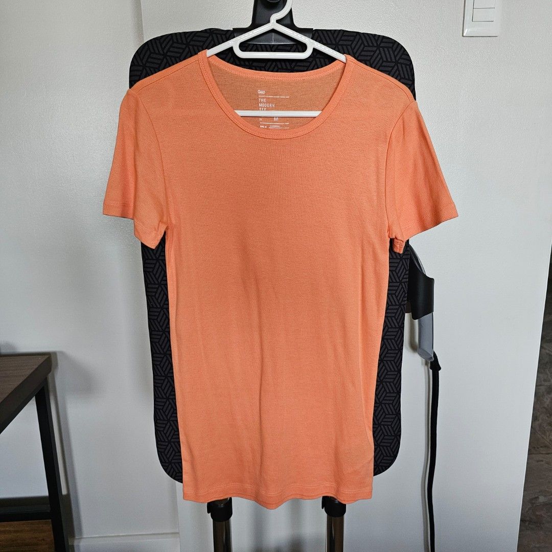 Gap The Modern Tee - Peach (Category: Shirts) located in Valenzuela. Submitted by seee.nicooole (Listing ID 1414106198, Image 1). Description: Chest 38cm Length 66cm.
