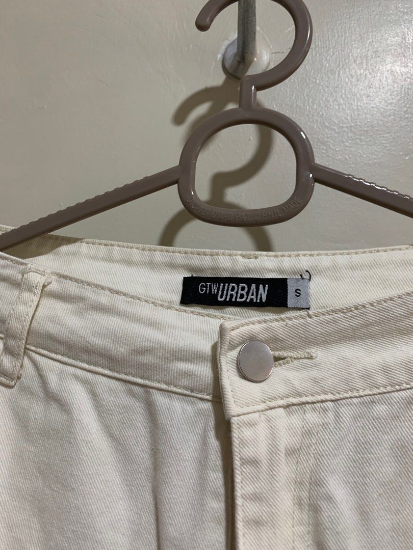 GTW Urban White Cargo Pants (Category: Jeans) located in Iloilo. Submitted by lex.declutters (Listing ID 1414098456, Image 2). Description: - GTW Urban White Cargo Pants - Size: Small - Features: - Button and zipper closure - Two front pockets - Two cargo pockets - Straight leg design.