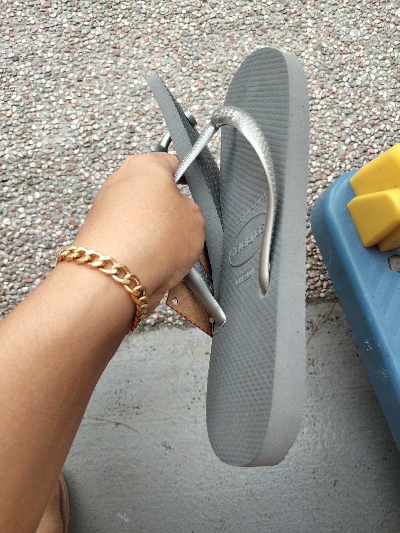 Havaianas Slim Flip-Flops - New with Tags (Category: Flipflops and Slides) located in Singapore. Submitted by yangtianjiao82 (Listing ID 1414061775, Image 1). Description: - Brand new Havaianas Slim flip-flops - Available colors: Gray (size 39-40/41-42) and Pink (size 39-40/41-42) - Comes with original tags - Comfortable and stylish - Perfect for casual wear and the beach.