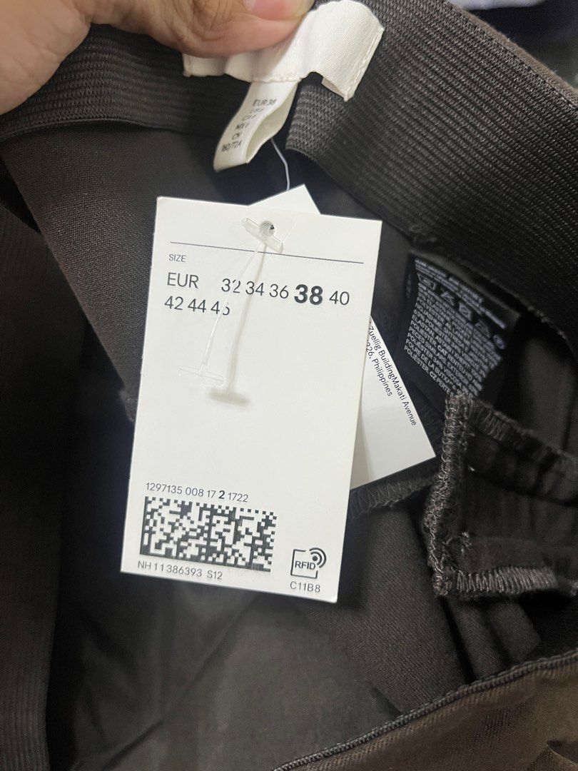 H&M Boot Cut Pants Dark Brown (Category: Other Bottoms) located in Manila. Submitted by nj_xx (Listing ID 1414167733, Image 2). Description: - Size: 38 EUR/6 US, 28-29 on tape measure - Boot cut, very flattering fit at maganda ang tela. - Dark Brown color - Can send more pics if requested - Brand new with tag, 1790 orig price nito - RFS: Medyo sikip sakin.