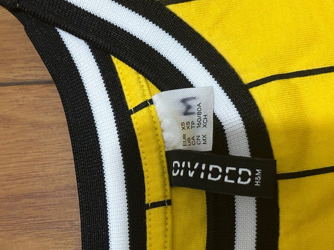 H&M Divided Original Striped T-shirt (Category: Shirts) located in Quezon City. Submitted by grrachi (Listing ID 1414150873, Image 2). Description: Cropped Boxy.