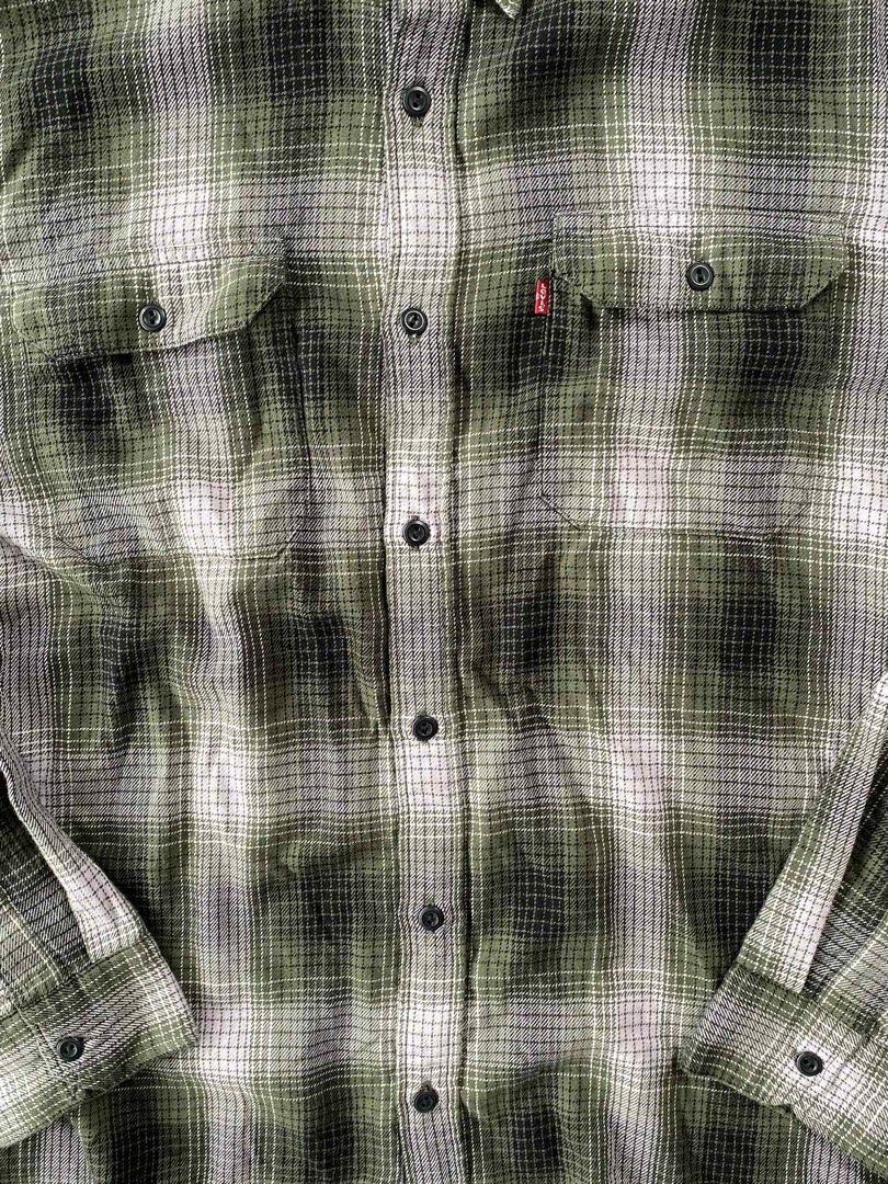 Levi's Plaid Button-Up Shirt XXL (Category: Tshirts & Polo Shirts ) located in Lipa City. Submitted by dcd1217 (Listing ID 1414247122, Image 2). Description: - Levi's plaid button-up shirt - Color: Green, white, and black - Size: XXL - Fit: Standard - Material: 100% cotton - Features: Two chest pockets, classic collar, buttoned cuffs - Details: Small red Levi's logo Authentic Shipped jnt asap Message me for any concerns.