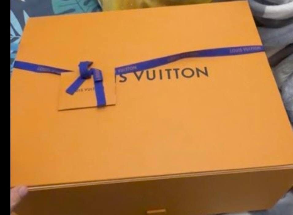 Louis Vuitton CarryAll MM (Category: Luxury Bags & Wallets) located in Noveleta. Submitted by teachpreneur (Listing ID 1414055704, Image 3). Description: Authentic LV Set - Like New (Bought July 2025) Complete set! Used twice. Still smells new. No scuffs or marks. Inclusions: Original Box, Dust Bag, and Original Receipt included. Bought 6,000 SGD (~₱235k) Selling for: ₱138k free shipping (Slightly negotiable for serious buyers).