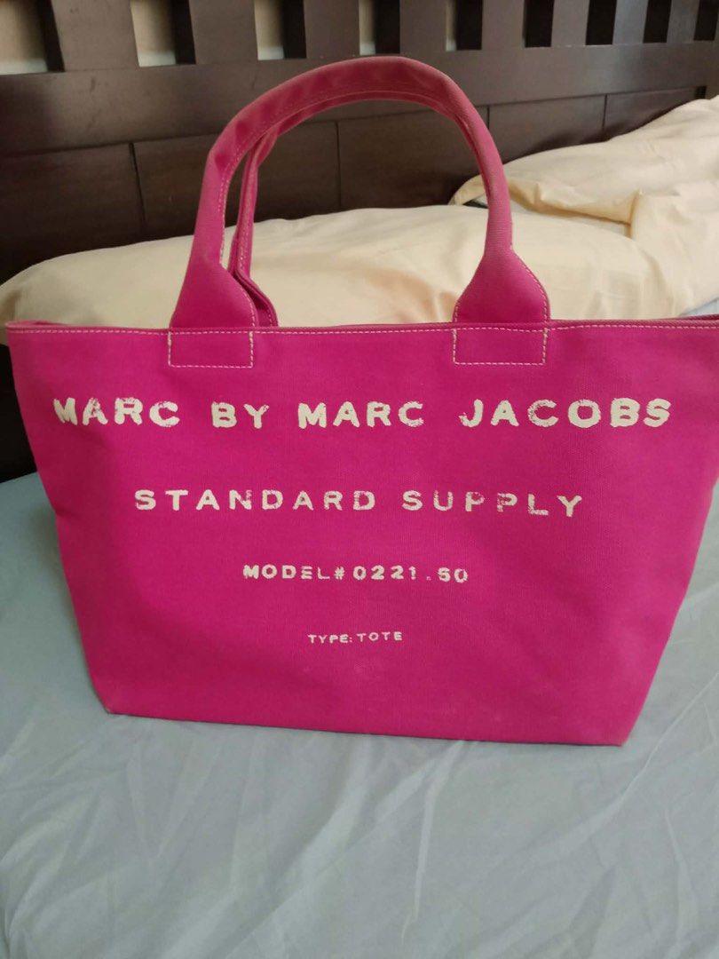 Marc by Marc Jacobs Standard Supply Tote Bag (Category: Luxury Bags & Wallets) located in Pasay City. Submitted by aileen.lamire (Listing ID 1414054169, Image 1). Description: .