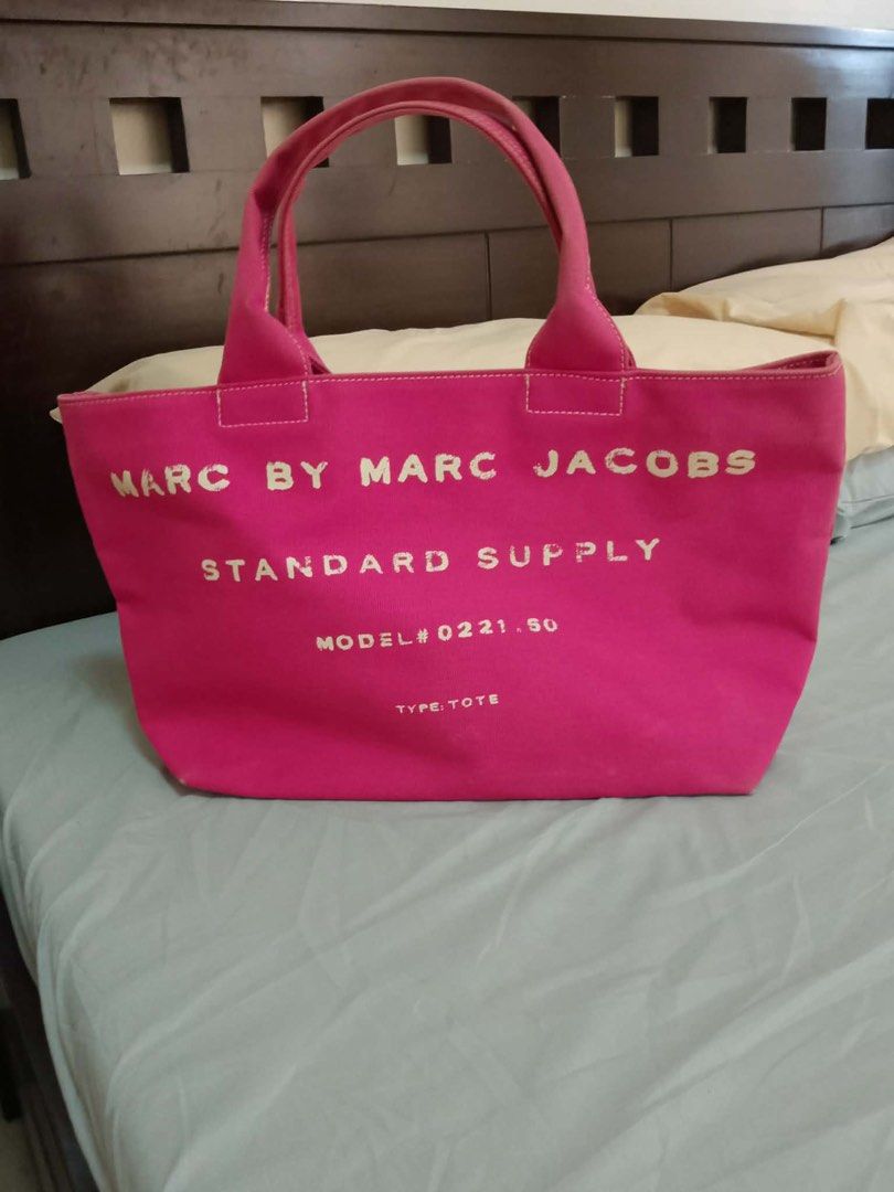 Marc by Marc Jacobs Standard Supply Tote Bag (Category: Luxury Bags & Wallets) located in Pasay City. Submitted by aileen.lamire (Listing ID 1414054169, Image 2). Description: .