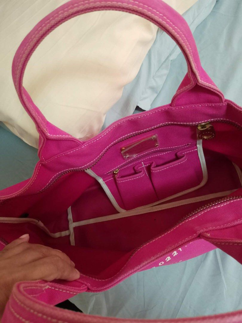 Marc by Marc Jacobs Standard Supply Tote Bag (Category: Luxury Bags & Wallets) located in Pasay City. Submitted by aileen.lamire (Listing ID 1414054169, Image 3). Description: .