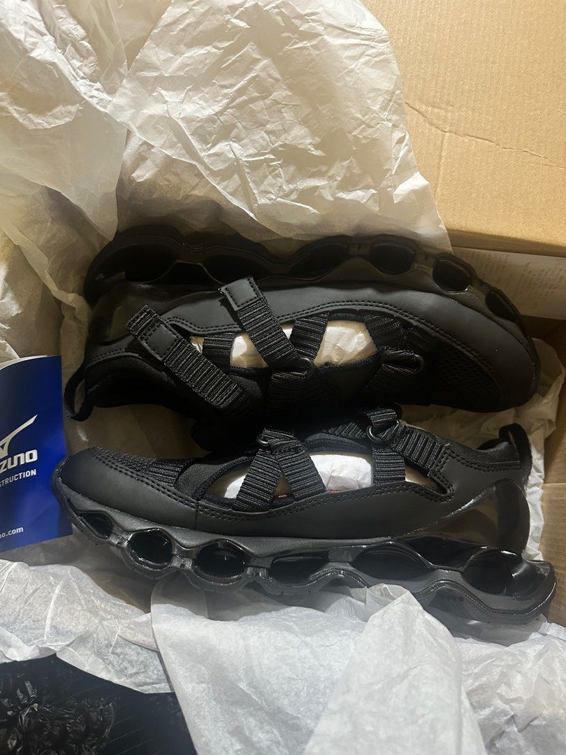 Mizuno Wave Prophecy Strap Sportstyle (Category: Sneakers) located in Las Pinas. Submitted by yennie___ (Listing ID 1414130455, Image 2). Description: - Mizuno Wave Prophecy Strap - Used Once with box - bought for 10k - Can do meet ups or via Lalamove RFS: wrong size, will size up.