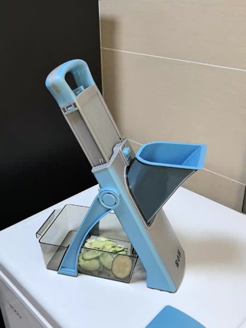 Multi-Function Vegetable Slicer (Category: Juicers, Blenders & Grinders) located in Singapore. Submitted by derpydory (Listing ID 1392238733, Image 3). Description: Spring clean sales Slicer for $15 (original price: $30), USB vegetable chopper $3 Both items are new and unused..