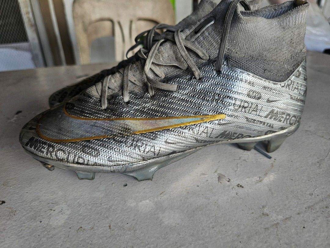Nike Football spikes/cleats (Category: Other Sports Equipment and Supplies) located in Marikina City. Submitted by ditrik26 (Listing ID 1414214980, Image 2). Description: Decluttering Pickup in marikina or lalamove See photos for issue, light scratches Not obvious when using.