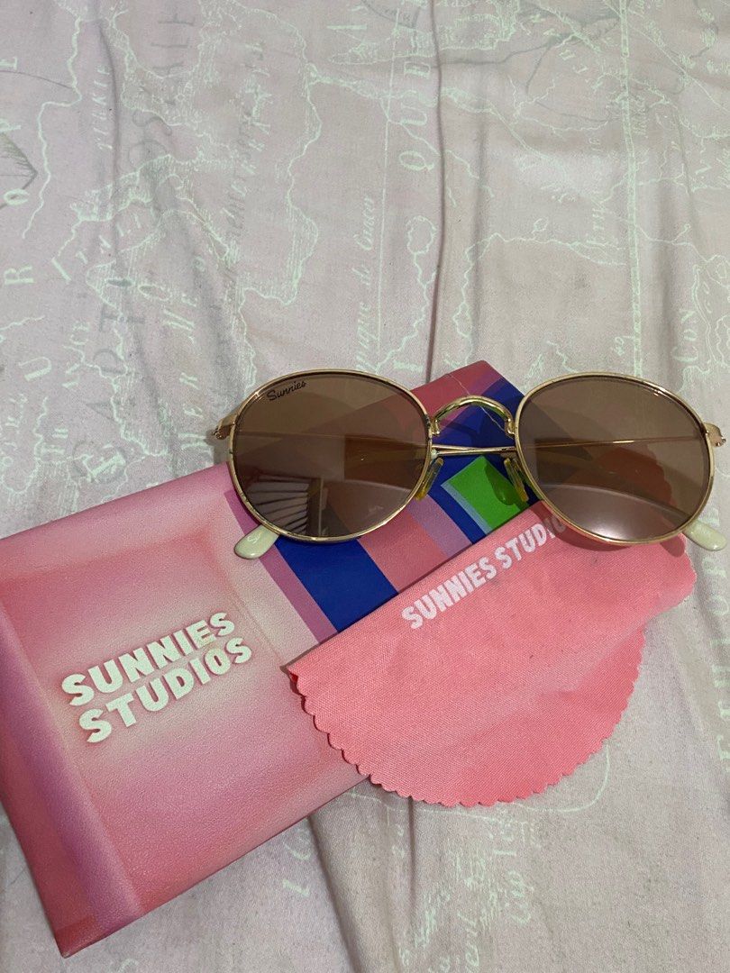 sunnies studios winona in rose gold (Category: Sunglasses & Eyewear) located in Quezon City. Submitted by eunnaaa (Listing ID 1414211742, Image 1). Description: worn once or twice but never really out of the house.