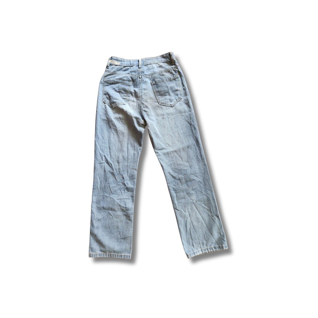 Thrifted Light Blue Denim Jeans (Category: Jeans) located in Lucena. Submitted by httpynk (Listing ID 1414117746, Image 2). Description: - thrifted pants - need wash - has minimal stains - all has working zipper - length varies from 41-43 - MEDIDA SIZED.