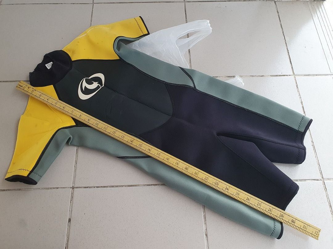 TYR Thermal Guard Wetsuit for boys (Category: Babies & Kids Fashion) located in Quezon City. Submitted by nextnoel (Listing ID 1414244878, Image 1). Description: TYR Thermal Guard Wetsuit for boys = 700 - made of neoprene material - no tear, minor stain on the yellow shoulder part Meet-ups can be arranged, but pick-up through couriers is preferred..