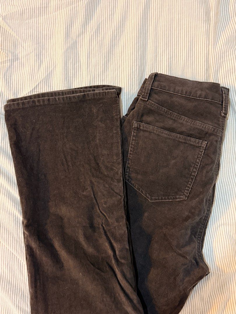 UNIQLO CORDUROY FLARED PANTS (Category: Other Bottoms) located in Cabanatuan. Submitted by geleen.declutter (Listing ID 1414088128, Image 3). Description: UNIQLO CORDUROY SLIM FLARED PANTS SUPER FAV PAIRRR High-rise |Semi-stretch material corduroy size 27-28 No issue, No LINTS Kulang sa plantsa pero di kulang sa alaga RFS: Gained weight at hindi na ako size 28 di ko manlang nasulit yung pants hays.