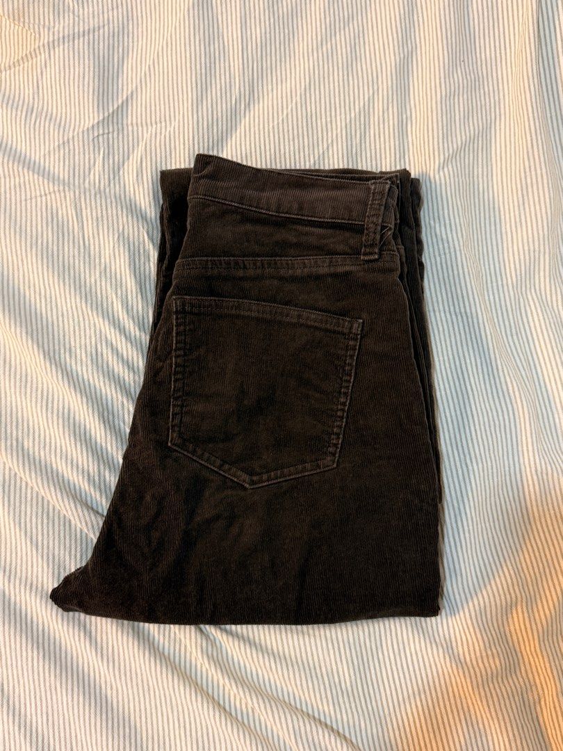 UNIQLO CORDUROY FLARED PANTS (Category: Other Bottoms) located in Cabanatuan. Submitted by geleen.declutter (Listing ID 1414088128, Image 2). Description: UNIQLO CORDUROY SLIM FLARED PANTS SUPER FAV PAIRRR High-rise |Semi-stretch material corduroy size 27-28 No issue, No LINTS Kulang sa plantsa pero di kulang sa alaga RFS: Gained weight at hindi na ako size 28 di ko manlang nasulit yung pants hays.