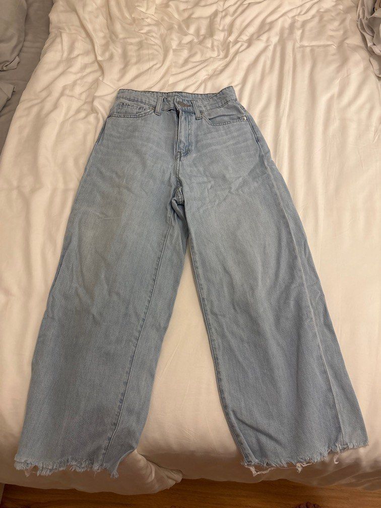 Uniqlo Cropped Wide Leg Jeans (Category: Jeans) located in Manila. Submitted by b_fashion_closet (Listing ID 1414159727, Image 1). Description: .