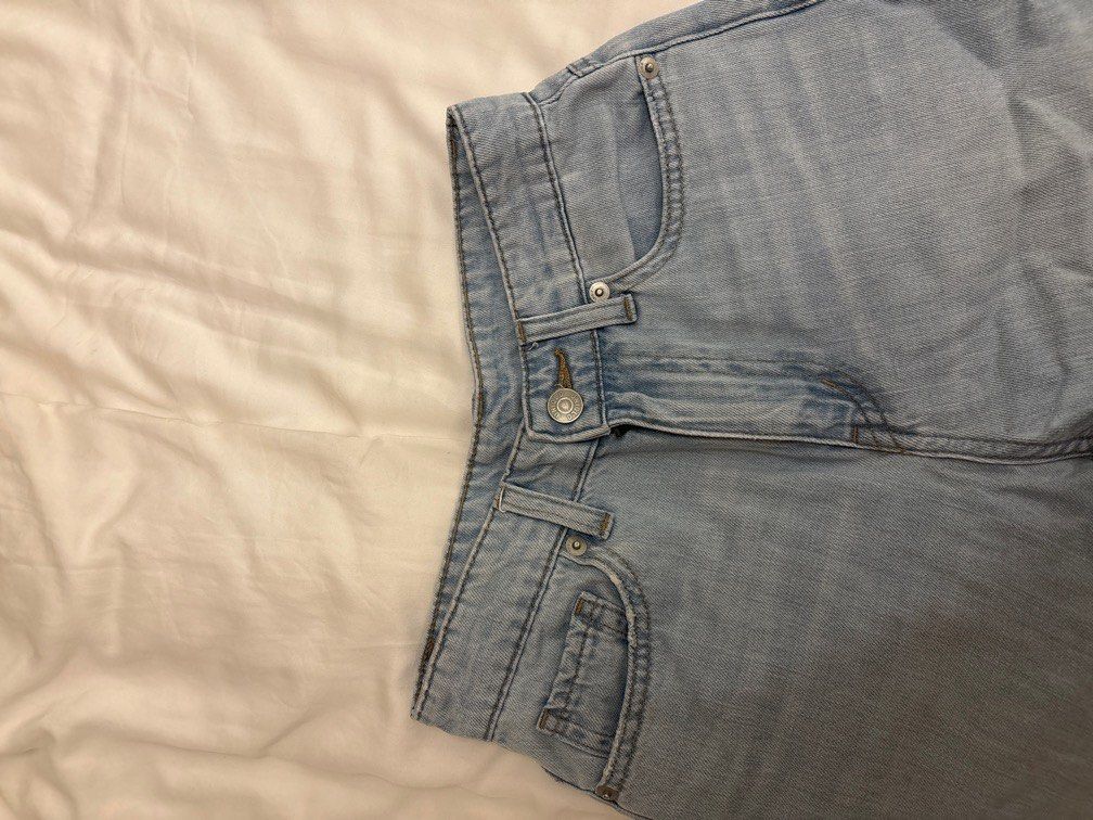 Uniqlo Cropped Wide Leg Jeans (Category: Jeans) located in Manila. Submitted by b_fashion_closet (Listing ID 1414159727, Image 2). Description: .