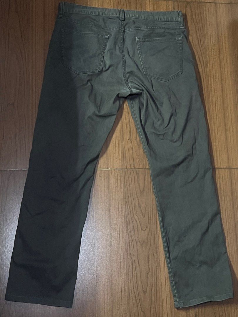 Uniqlo Dark Grey Chino Pants (Category: Chinos) located in Taguig. Submitted by matty_28 (Listing ID 1414197385, Image 2). Description: - Willing to VC for further checking - US 34 (86.5cm) -Dark Grey chino pants - Classic five-pocket design - Straight leg cut - Button and zipper closure - Durable fabric - Versatile style.