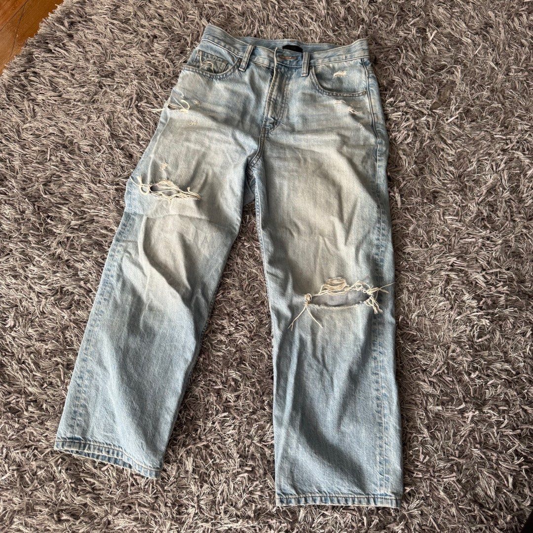 uniqlo denim ripped jeans (Category: Jeans) located in Mandaluyong City. Submitted by declutter.pjt (Listing ID 1414207989, Image 2). Description: Uniqlo jeans - Size: 24 (61 cm) - Used a few times still in good condition .