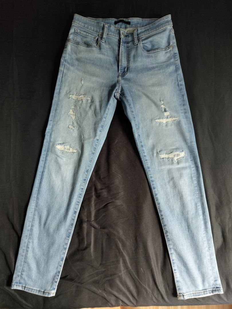 Uniqlo Jeans Distressed Light Wash (Category: Jeans) located in Imus. Submitted by jaeck07 (Listing ID 1414155906, Image 1). Description: - Uniqlo jeans - Light wash with distressed detailing - Classic five-pocket design - Size 31 (79cm) - Made in Bangladesh - Material: 93% cotton, 5% polyester, 2% spandex - Button and zipper closure.