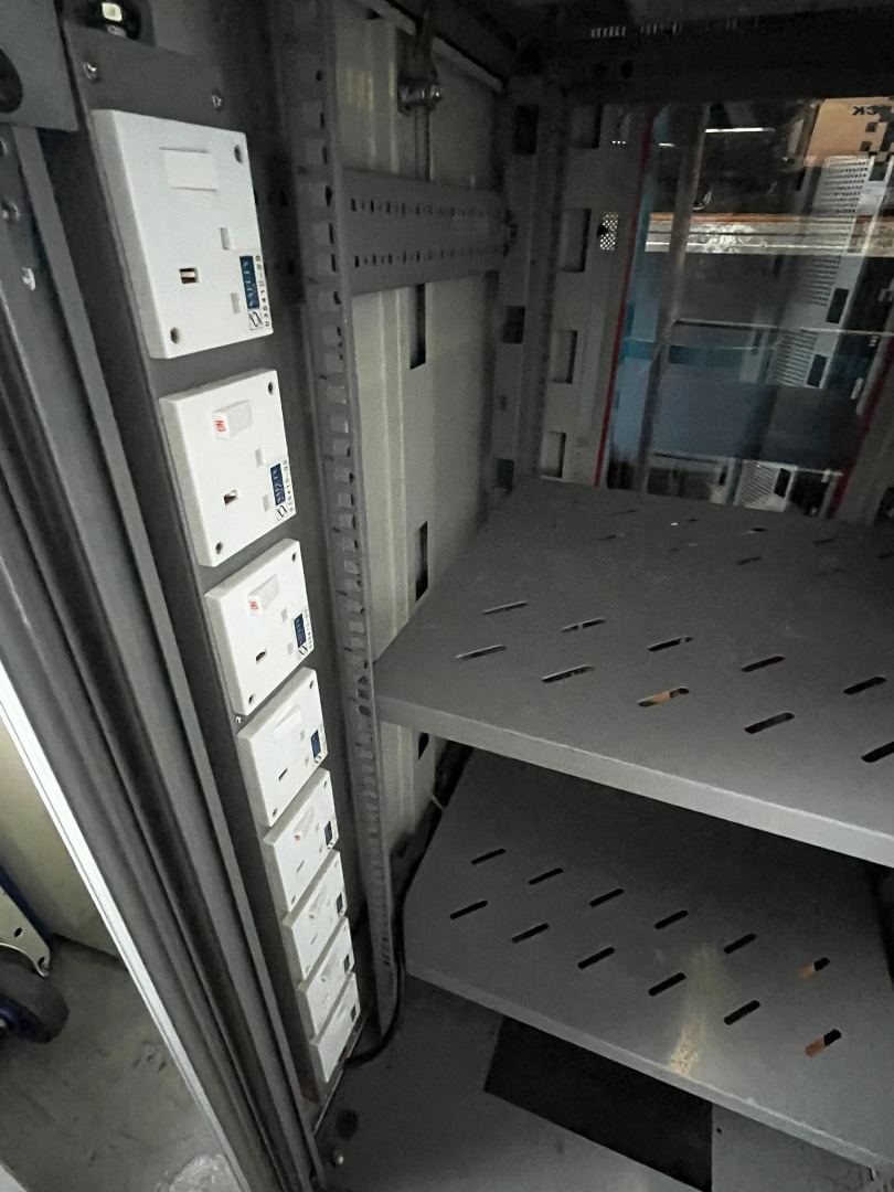 Valrack Server Rack Cabinet – With Power Outlets (NO KEY), Furniture ...