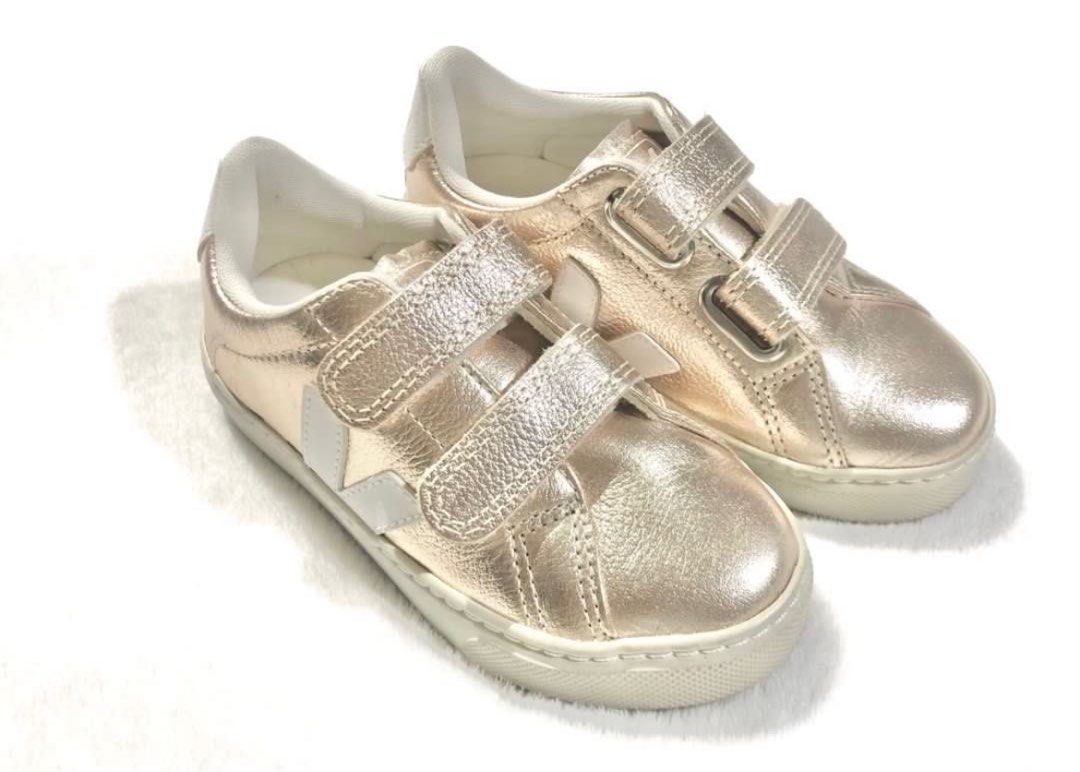 VEJA KIDS Esplar Metallic Touch-Strap Sneakers (Category: Babies & Kids Fashion) located in Santo Domingo. Submitted by r0marx (Listing ID 1414162662, Image 2). Description: 100% AUTHENTIC FROM SAUDI ARABIA SIZE: 28 VEJA Kids reimagines its Esplar sneakers with a playful colourway and functional details. Crafted from signature ChromeFree leather, this pair is rendered in a metallic gold hue and features adjustable touch-strap fastenings Highlight