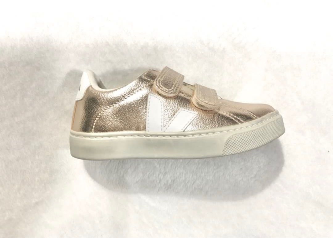 VEJA KIDS Esplar Metallic Touch-Strap Sneakers (Category: Babies & Kids Fashion) located in Santo Domingo. Submitted by r0marx (Listing ID 1414162662, Image 3). Description: 100% AUTHENTIC FROM SAUDI ARABIA SIZE: 28 VEJA Kids reimagines its Esplar sneakers with a playful colourway and functional details. Crafted from signature ChromeFree leather, this pair is rendered in a metallic gold hue and features adjustable touch-strap fastenings Highlight